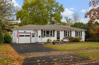 51 Creekside Dr, Rochester, NY 14622