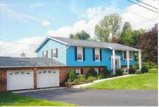 24 Robbins Rd, Dallas, PA 18612