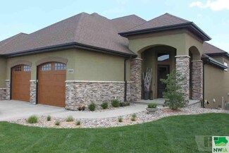 1065 Teres View Dr, Sioux Center, IA 51250
