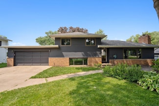 1506 Pin Oak Dr, Cedar Falls, IA 50613