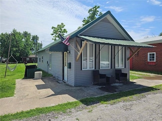 106 2nd St, Uniontown, KS 66779