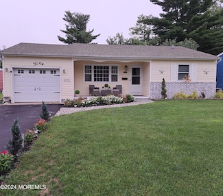 14 Sutherland Ct, Toms River, NJ 08757