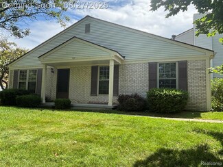 7727 Lake Ridge Dr, Waterford, MI 48327