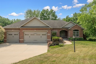 17425 Castlemaine Ln, Dubuque, IA 52001