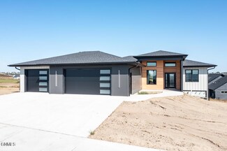 4309 Elk Ridge Dr, Bismarck, ND 58503