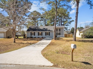 105 Pine Needle Dr, Hubert, NC 28539