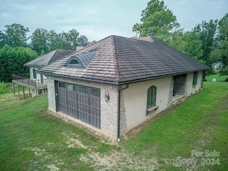 110 E Glenwood Ln, Hendersonville, NC 28792
