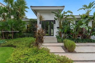 910 W 43rd Ct, Miami Beach, FL 33140