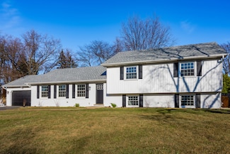 2S101 Apache Dr, Wheaton, IL 60189