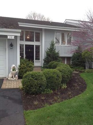 30 Briarwood S, Oak Brook, IL 60523