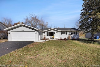 6604 Doyon Dr N, Waterford, MI 48327