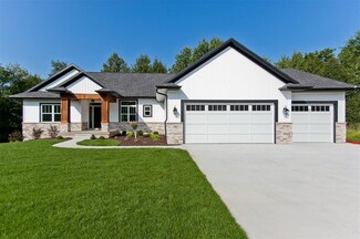 3062 Dell Ridge Ln, Hiawatha, IA 52233