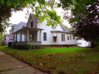 301 S Locust St, Genoa, IL 60135