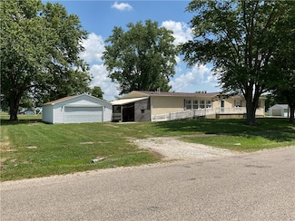 1206 Broad St, Edgewood, IL 62426