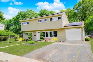 39 Holly St, Somerset, NJ 08873