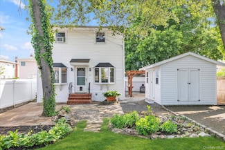 13 7th St, Bayville, NY 11709