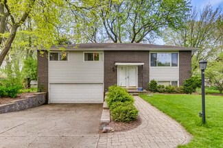 1921 E Pawnee Ln, Mount Prospect, IL 60056