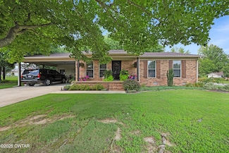 17 Greenbriar Ave, Lexington, TN 38351