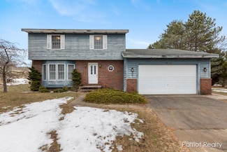 17911 Cherokee Dr, Spring Lake, MI 49456