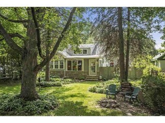 933 Mahtomedi Ave, Mahtomedi, MN 55115