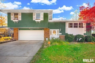 1720 W Queens Court Rd, Peoria, IL 61614