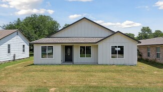 607 N Division St, Coweta, OK 74429