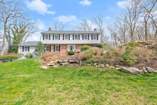 25 Ferncliff Rd, Cos Cob, CT 06807