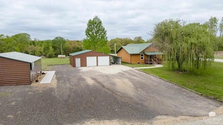 13318 Woodland Dr, Wamego, KS 66547