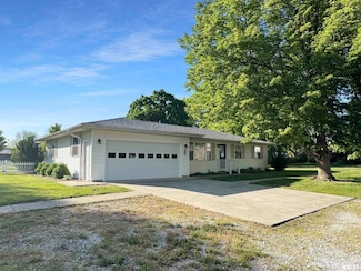 201 NE Cross St, Mount Sterling, IL 62353