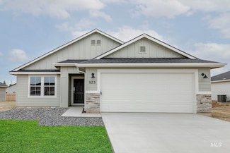 923 E 19th St N, Mountain Home, ID 83647