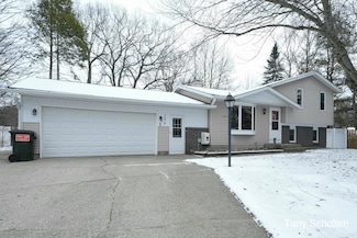 290 Longview Dr, Rockford, MI 49341