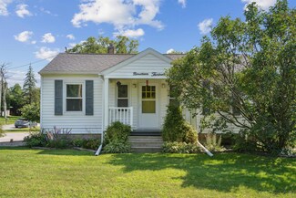 1913 Rainbow Dr, Waterloo, IA 50701