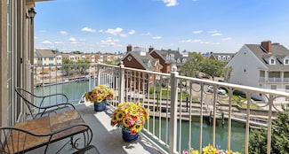 205 Shearwater Ct W Unit 32, Jersey City, NJ 07305