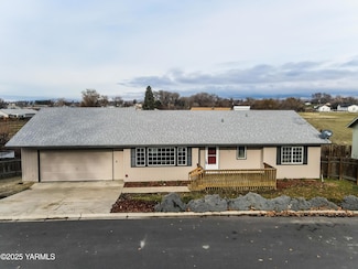 518 Merclyn Ln, Zillah, WA 98953