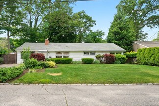 27 Torrington Dr, Warwick, RI 02889