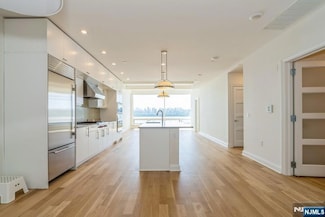 9 Somerset Ln Unit 507, Edgewater, NJ 07020