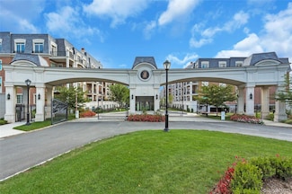 3000 Royal Ct Unit 3211, North Hills, NY 11040
