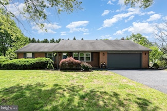 1025 Crystal Creek Dr, Mechanicsburg, PA 17050