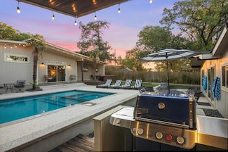 907 W Travis St, Fredericksburg, TX 78624