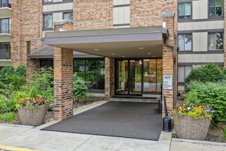 301 Lake Hinsdale Dr Unit 404, Willowbrook, IL 60527