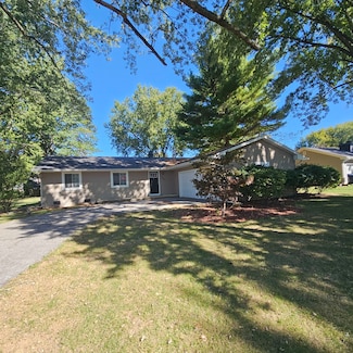 735 Considine Rd, Geneva, IL 60134
