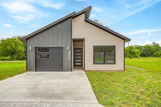 211 N 4th St, Grandview, TX 76050