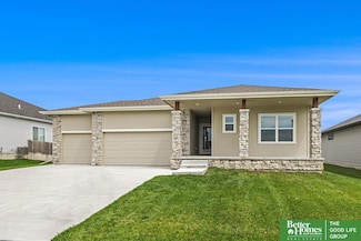 7900 Maxine Dr, Lincoln, NE 68516