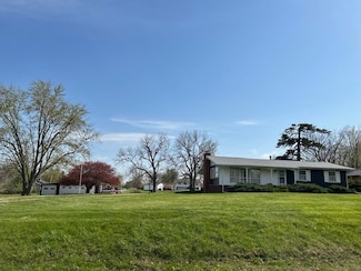 665 E North St, Warrensburg, IL 62573