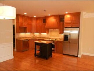 53 Cloverdale Rd Unit 2, Newton Highlands, MA 02461