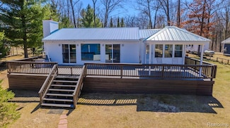 5001 Ruby Dr, Gladwin, MI 48624