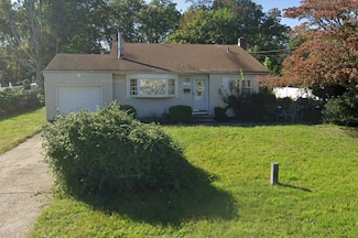 1550 N Gardiner Dr, Bay Shore, NY 11706