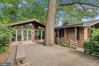 2825 Lorcom Ln, Arlington, VA 22207