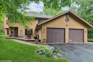 9806 Fox Shores Dr, Algonquin, IL 60102
