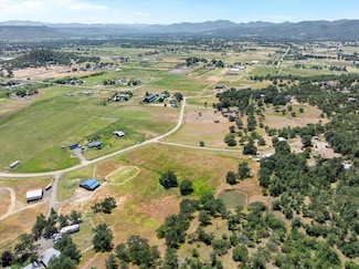 510 Chateau Dr, Eagle Point, OR 97524